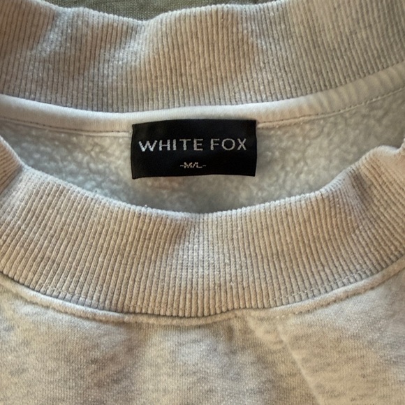 White Fox Après Ski Club Embroidered Crewneck Sweatshirt M/L Gray Ski Graphic - Picture 3 of 5